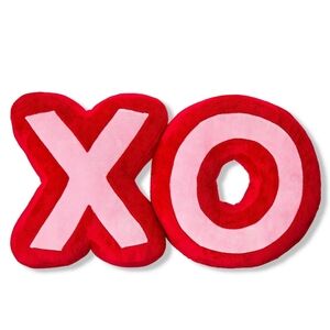 XO decorative pillow Hugs & Kisses